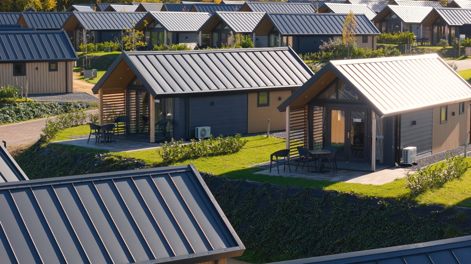 Moderne houten vakantiewoningen op een groen vakantiepark