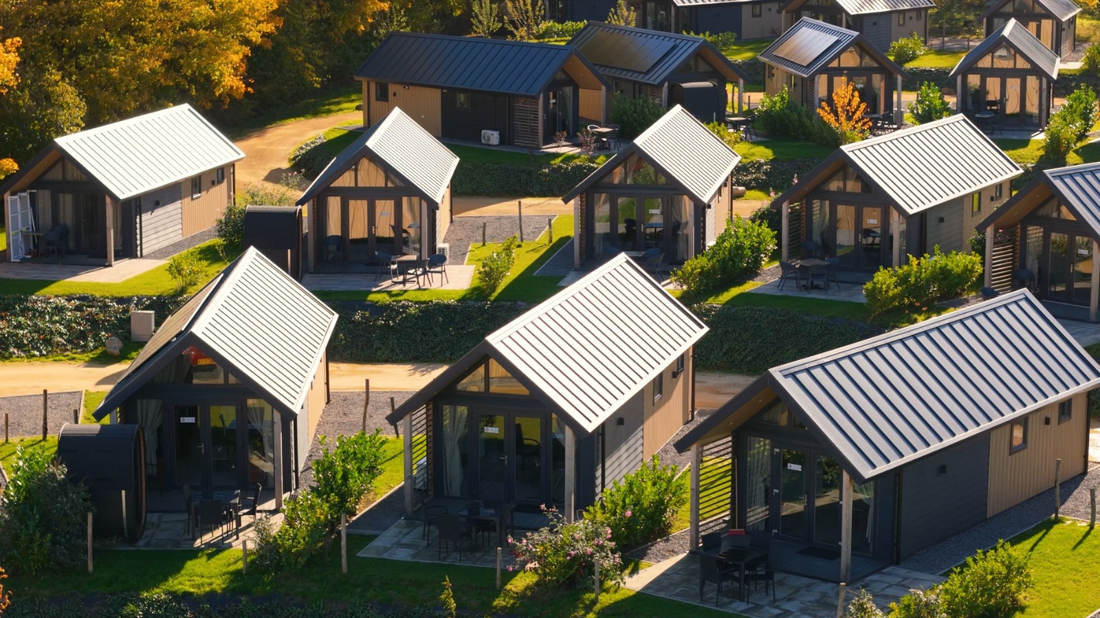 Moderne houten vakantiewoningen op een groen vakantiepark